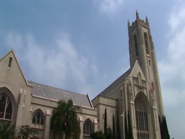 De zon schijnt op kerk — Stockvideo