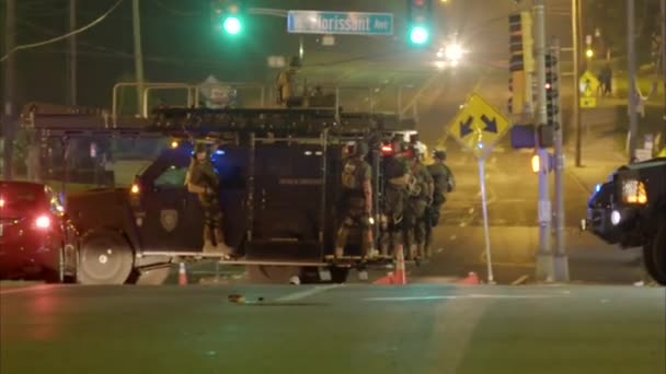 La polizia affronta i manifestanti a Ferguson — Video Stock