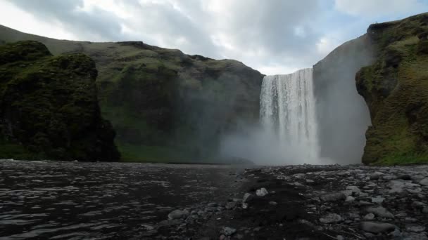 Een prachtige waterval in IJsland — Stockvideo