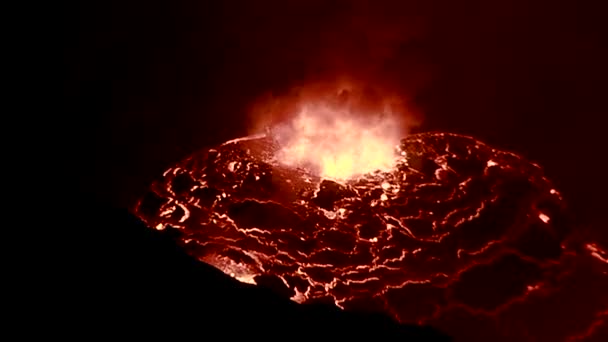 Der nyiragongo vulkan bricht nachts aus — Stockvideo