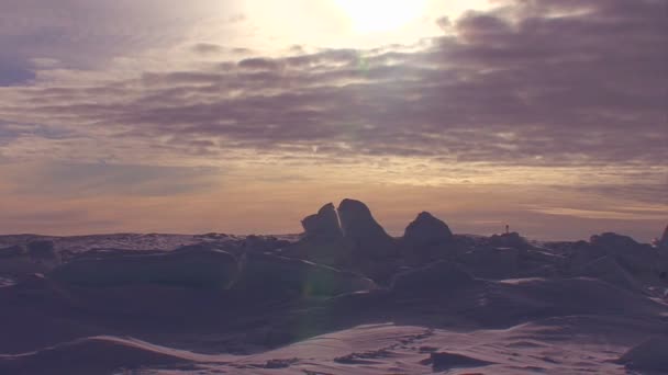 Sonnenuntergang hinter einer gefrorenen Tundra — Stockvideo