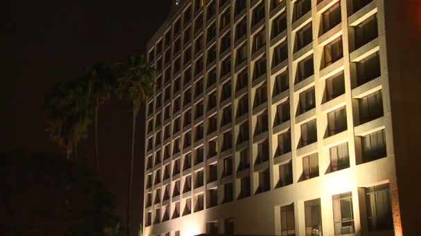 Hotel a grattacielo generico di notte — Video Stock