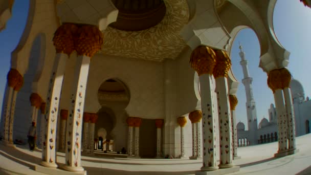 Hermosa mezquita Sheikh Zayed en Abu Dhabi, Emiratos Árabes Unidos . — Vídeos de Stock