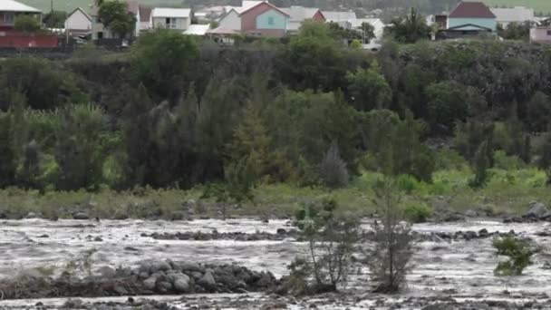 Uma estrada está completamente inundada — Vídeo de Stock