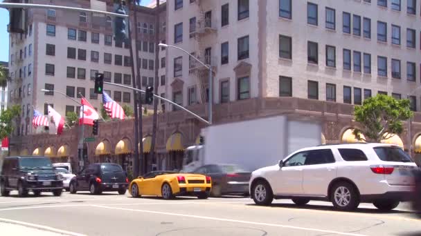 A Hotel a forgalom az előtérben — Stock videók