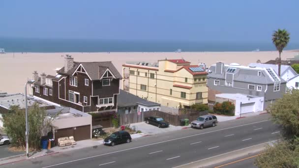 Casas bordean la orilla — Vídeo de stock