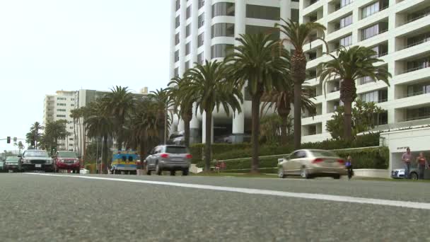 Mercedes descend la rue — Video