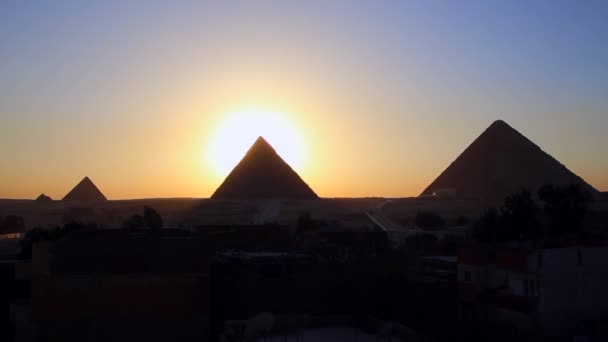 Ανατολή του ηλίου πίσω από τις πυραμίδες της Γκίζας — Αρχείο Βίντεο