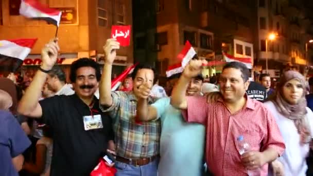 Protestatarii cântă și flutură steaguri — Videoclip de stoc