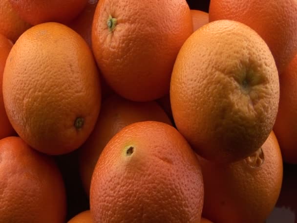 Una pila de naranjas se sienta en una mesa — Vídeo de stock