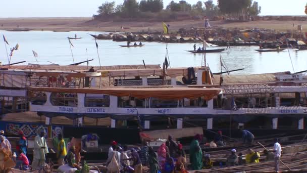 Båtar är laddade längs floden Niger — Stockvideo