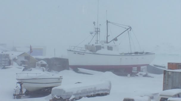 Ein gefrorenes Fischerboot liegt im Hafen — Stockvideo