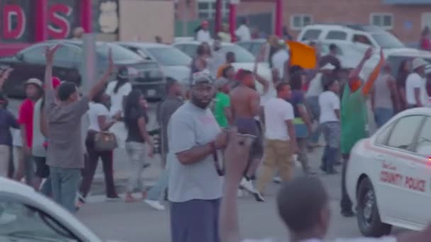 Demonstranten maart en zingen in Ferguson — Stockvideo