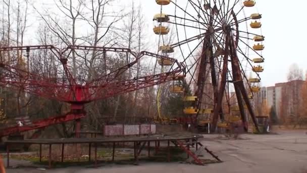 Parque de atracciones abandonado — Vídeo de stock