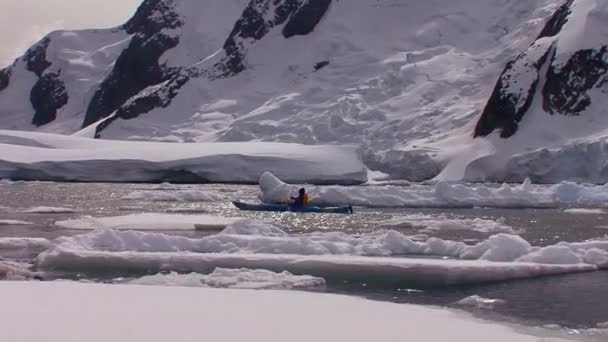 Un uomo pagaia un kayak — Video Stock