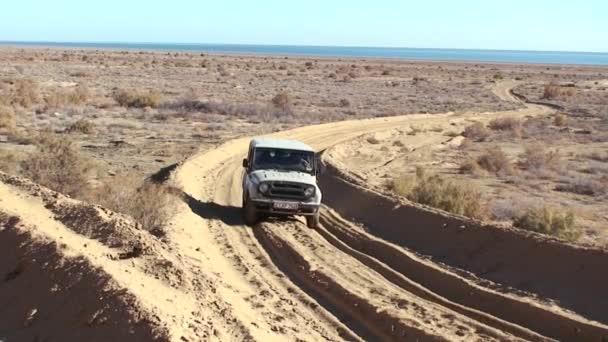 Jeep przechodzi na drodze w pobliżu Jeziora Aralskiego — Wideo stockowe