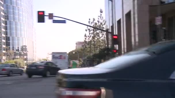En bil färdas längs Avenue av stjärnorna — Stockvideo