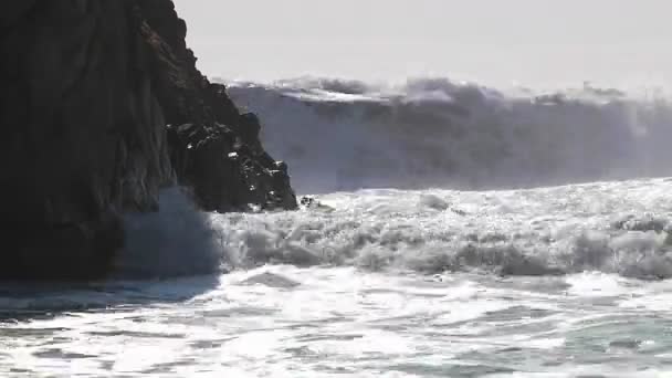 Ondas colidem ao longo da costa — Vídeo de Stock