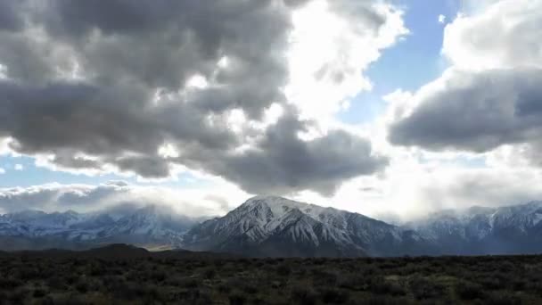 Nuvole che si muovono sulle montagne della Sierra Nevada — Video Stock