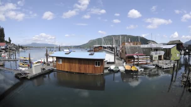 Wolken ziehen über ein Dock und Boote — Stockvideo