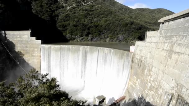 Matilija Creek se derrama sobre la obsoleta presa de Matilija — Vídeos de Stock