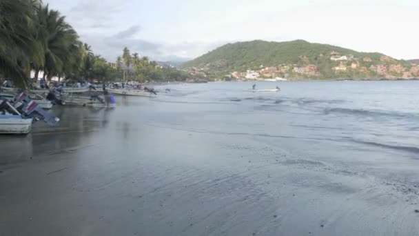 Lançamento de barcos de pesca — Vídeo de Stock