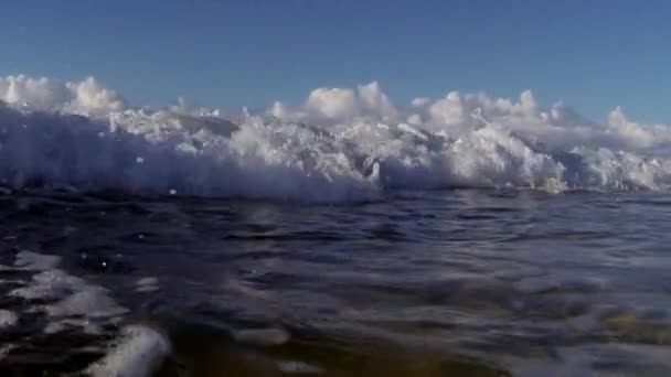 Wellen rollen in einen Strand — Stockvideo
