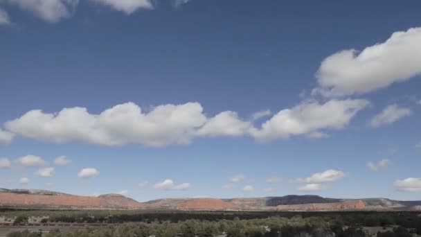 Nubes de invierno en un cielo azul — Vídeos de Stock