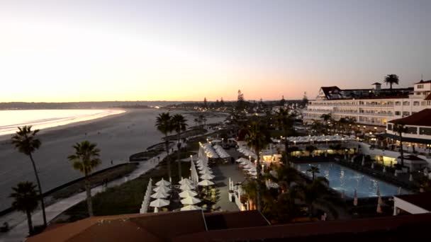 Playa y el Hotel Del Coronado al atardecer — Vídeo de stock