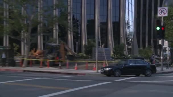 Une voiture parcourt une rue — Video