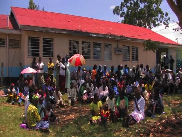 Un grupo de africanos se sientan a la sombra — Vídeo de stock