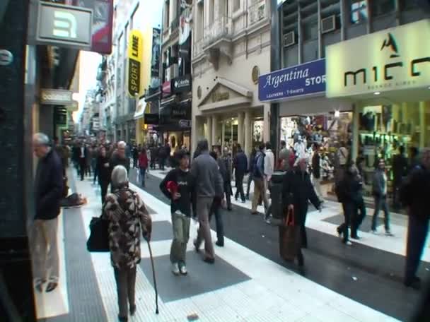 Ludzie chodzą po mieście — Wideo stockowe