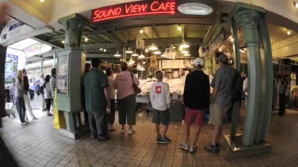 Mensen lopen bij Pike Place Market — Stockvideo