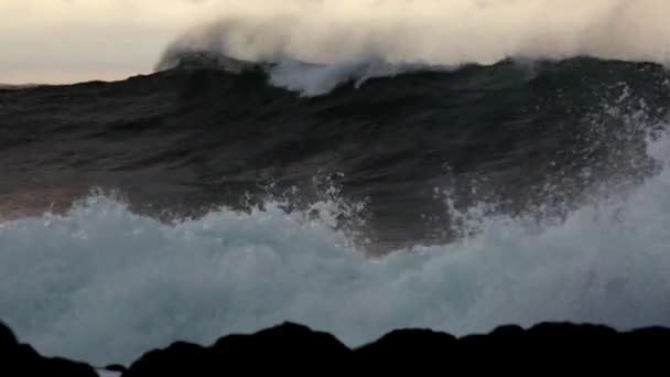 Enorma vågor rullar in och krasch — Stockvideo