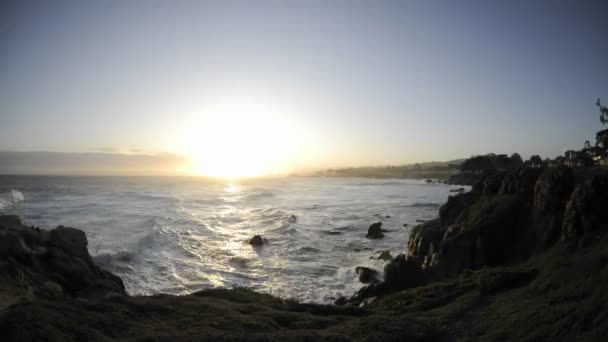 Vågorna över Pacific Grove Marina Garden Park — Stockvideo