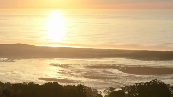 Zonsondergang reflecterend uit de Stille Oceaan — Stockvideo