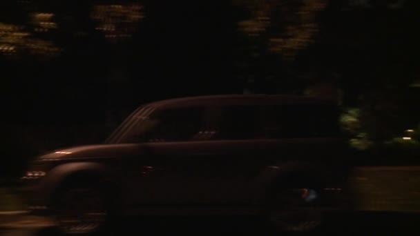 一辆汽车沿着一条街 — 图库视频影像