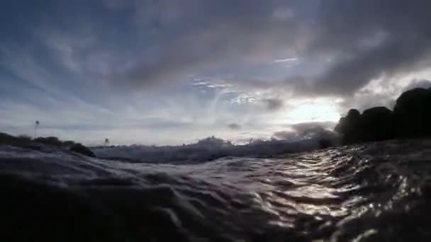 Wasserstandsansicht von Wellen, die abstürzen — Stockvideo