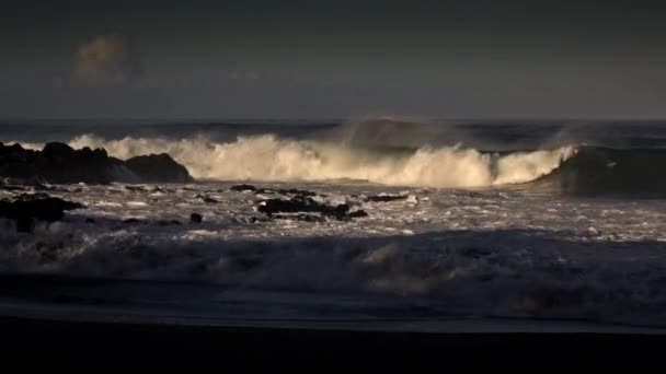 Hullámai roll-ba egy strand — Stock videók