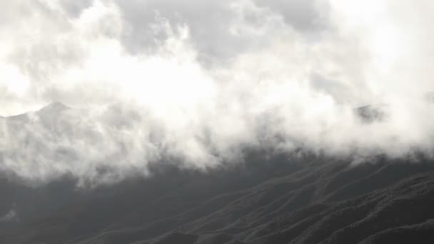Nuvens que limpam sobre as montanhas de Santa Ynez — Vídeo de Stock