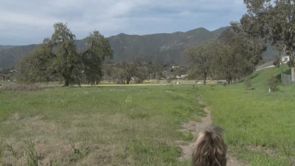 Une femme et une fille marchant dans les zones humides — Video