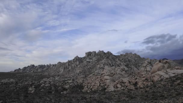 Nubes de tormenta sobre las montañas de granito — Vídeos de Stock