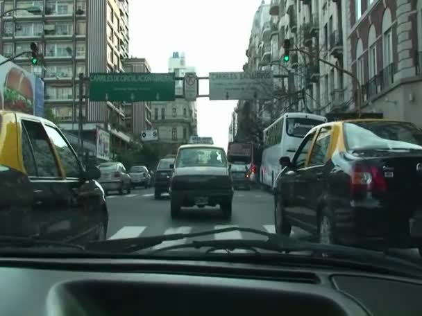 Taxi w Buenos Aires późnym popołudniem — Wideo stockowe