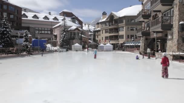 Skridskoåkare i Beaver Creek — Stockvideo