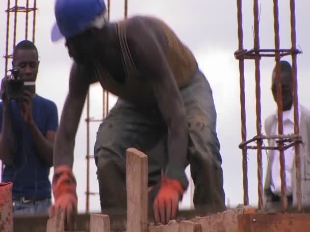 Trabajadores de la construcción mezclan cemento — Vídeos de Stock