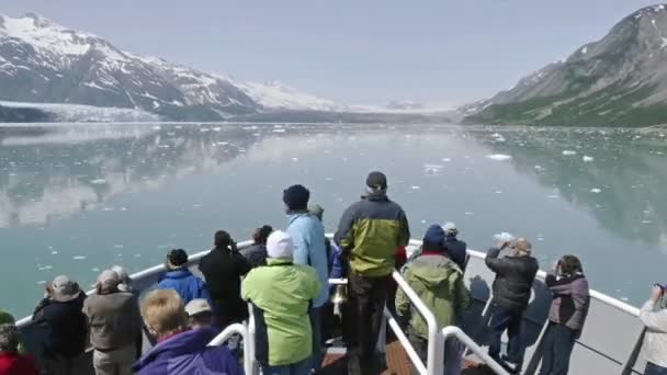 Turistas haciendo turismo desde la proa de un barco — Vídeos de Stock