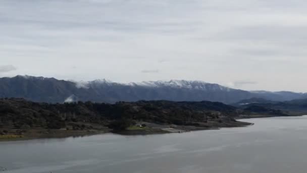 Bulutlar üzerinde göl Casitas — Stok video
