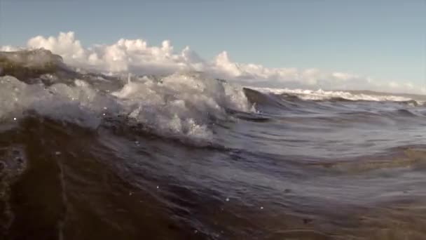 Вид на уровень воды при крушении волн — стоковое видео