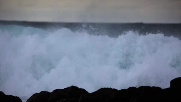 Enormes olas ruedan y chocan — Vídeo de stock