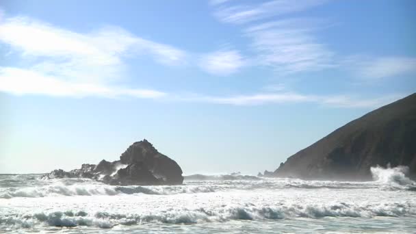 Olas rodar en la orilla — Vídeo de stock